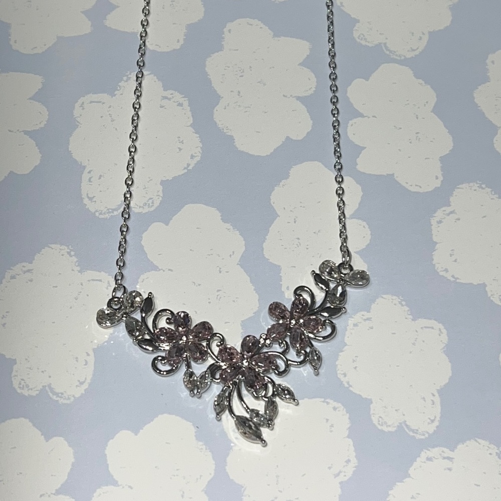“Floral Fashion Show” short necklace